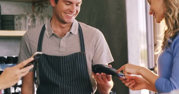 Cliente fazendo pagamento no balcão — Vídeo de Stock