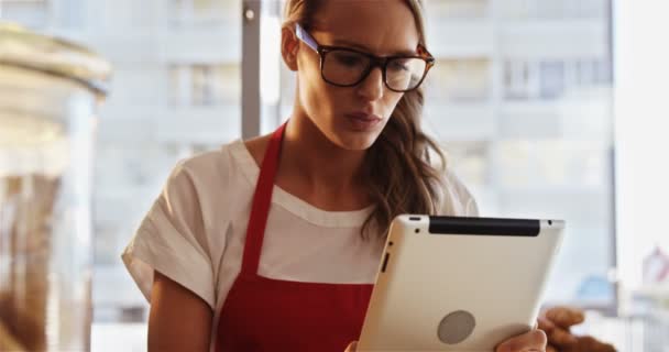 女服务员用数字平板电脑 — 图库视频影像