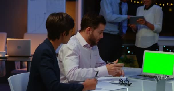 Empresarios trabajando en laptop en sala de conferencias — Vídeos de Stock