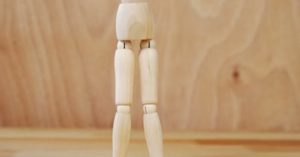 Figurina em pé com os braços esticados — Vídeo de Stock