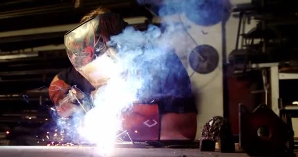 금속 조각에 용접기 — 비디오