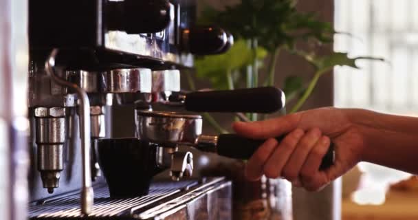 Camarero usando manipulación para presionar café molido — Vídeos de Stock