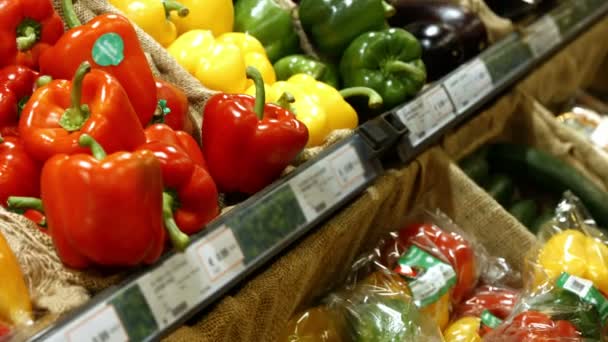 Mulher comprando legumes na seção orgânica — Vídeo de Stock