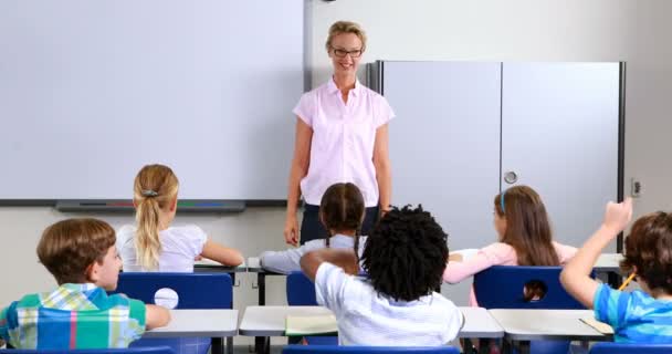 Des écoliers lèvent la main en classe — Video