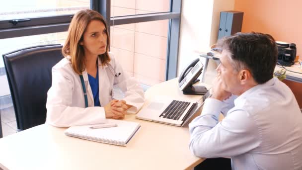 Médico interactuando con el paciente — Vídeo de stock