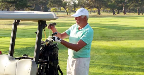 Golfista masculino que quita el club de golf de la bolsa de golf — Vídeo de stock