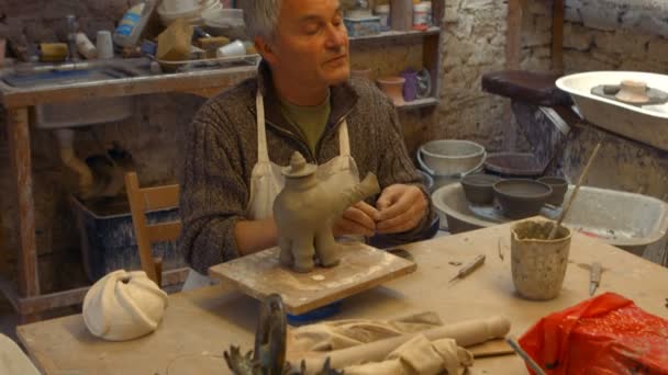 Potter working on clay sculpture — Stock Video