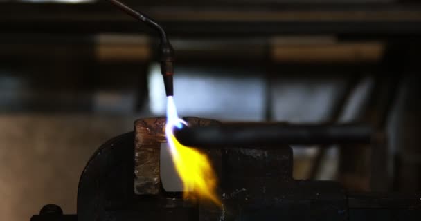 Сварщик с помощью сварочной горелки — стоковое видео