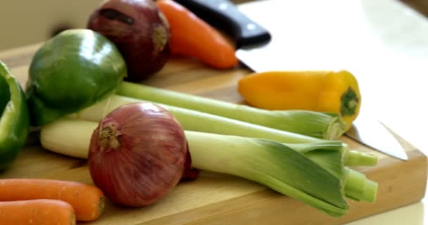 Φρέσκα λαχανικά διατηρούνται σε η σανίδα κοπής — Αρχείο Βίντεο