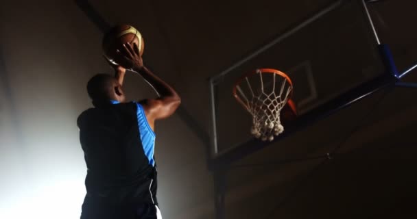 Deportista jugando al baloncesto — Vídeo de stock