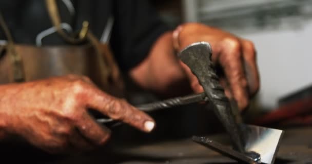 Soldador trabajando en una pieza de metal — Vídeos de Stock