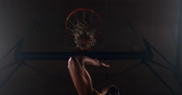 Спортсмен играет в баскетбол — стоковое видео