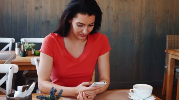 Mujer joven usando el teléfono móvil — Vídeos de Stock