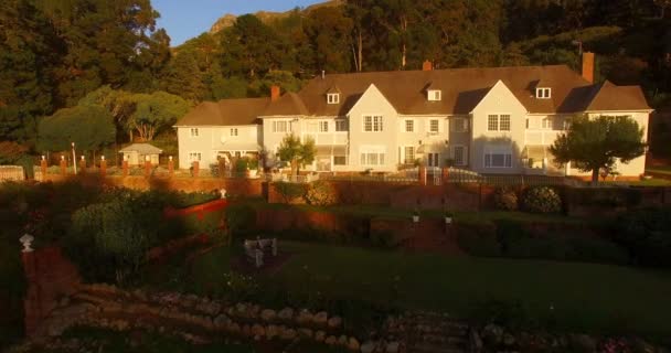 Hermosa villa en un día soleado — Vídeo de stock