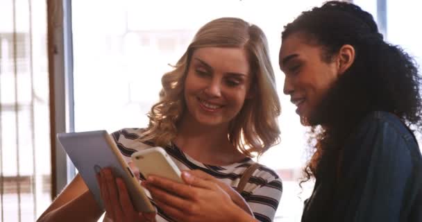 Vrouwen met behulp van telefoon en Tablet — Stockvideo