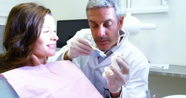 Dentista examinando um paciente — Vídeo de Stock