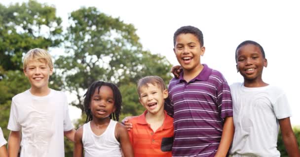 Niños de pie junto con los brazos alrededor — Vídeos de Stock