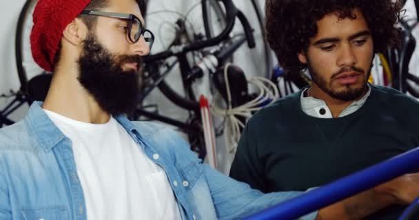 Mecánica de reparación de bicicletas en el taller — Vídeo de stock