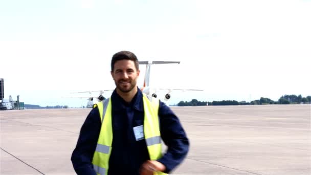 Marshaller d'avion debout avec les bras croisés — Video