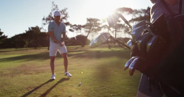 Golfista jugando golf — Vídeo de stock