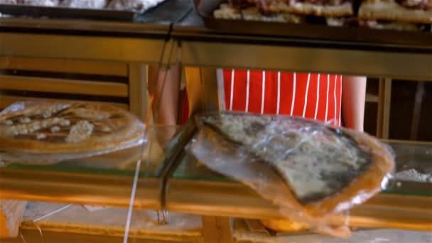 Boulanger femelle tenant de la nourriture sucrée dans un plateau — Video