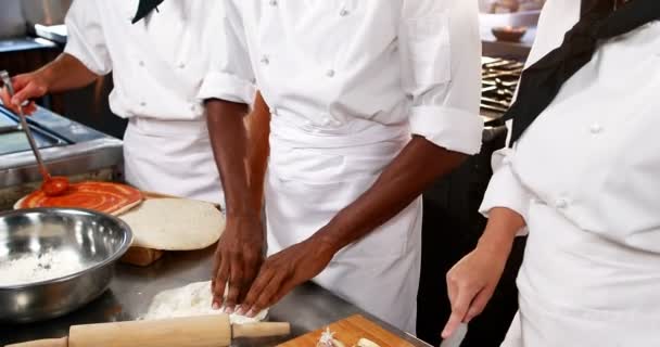 Drie koks werken in de keuken — Stockvideo