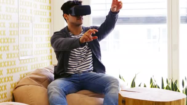 Ejecutivo de negocios usando auriculares de realidad virtual — Vídeo de stock