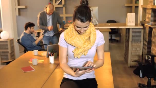 Femme cadre d'entreprise en utilisant tablette — Video