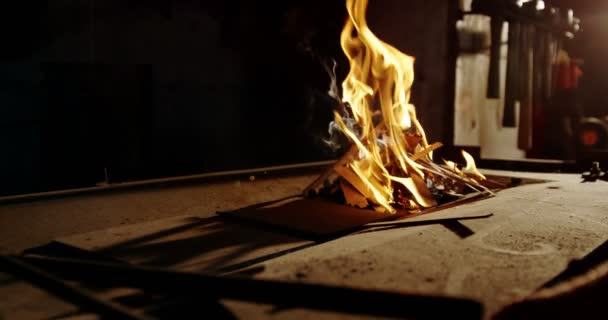 Quema de fuego en la chimenea para el trabajo de herrero — Vídeos de Stock