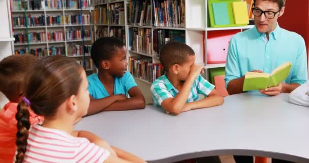 Libro de lectura del profesor en la biblioteca — Vídeos de Stock