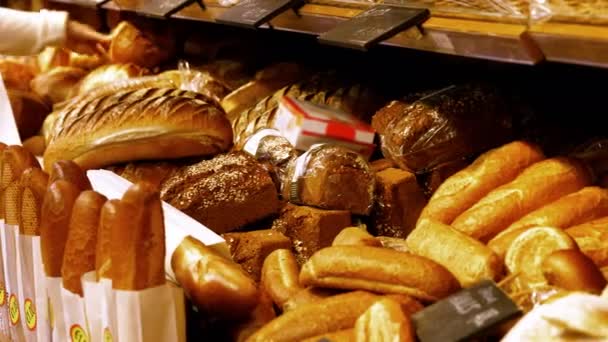 Estantes con pan en el supermercado — Vídeos de Stock