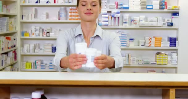 Farmacêutico segurando recipiente medicamento na farmácia — Vídeo de Stock