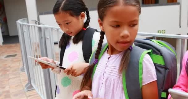 Школьники с помощью планшета и телефона — стоковое видео