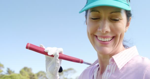 Golfista llevando palo de golf sobre el hombro — Vídeos de Stock