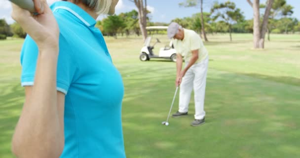 Golfista carregando taco de golfe sobre ombro — Vídeo de Stock