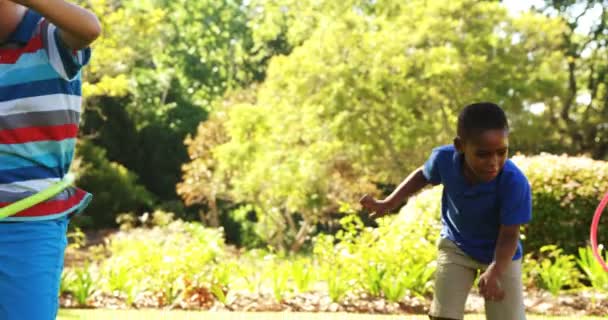 Gruppe von Kindern wirbelt Hula-Hoop-Reifen — Stockvideo