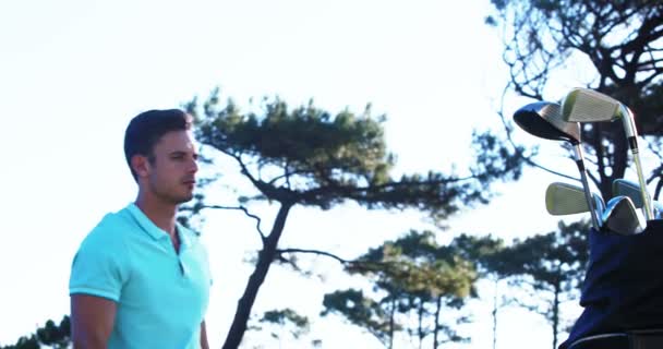 Jogador de golfe entrando em buggy de golfe — Vídeo de Stock