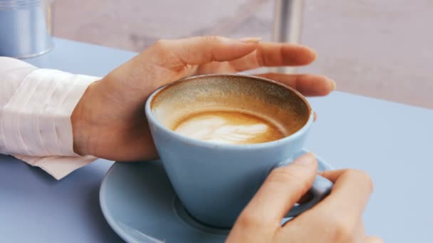 Zakenvrouw met kopje koffie — Stockvideo