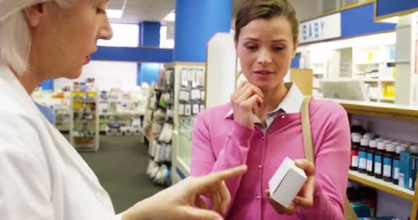 Farmacêutico ajudando garrafa de droga para o cliente — Vídeo de Stock