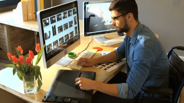 Designer gráfico masculino trabalhando no computador — Vídeo de Stock