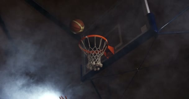 Basketball im Korb — Stockvideo