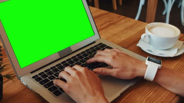 Mujer usando el ordenador portátil mientras toma café — Vídeos de Stock