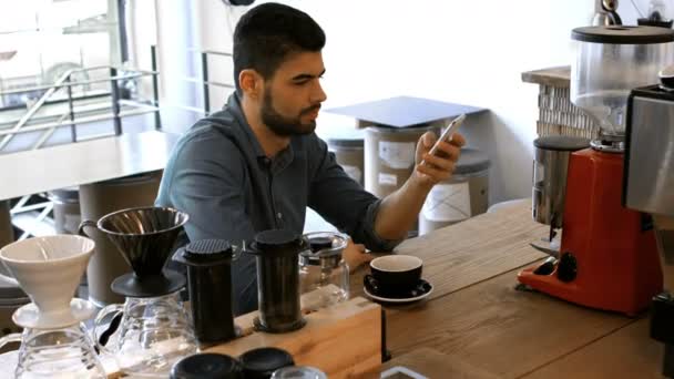 Manlig företagsledare använder telefon — Stockvideo