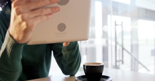 Hombre usando tableta digital en la cafetería — Vídeo de stock