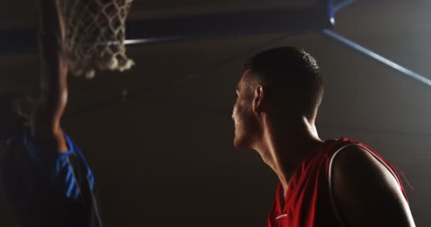 Retrato del jugador de baloncesto mirando al competidor — Vídeo de stock