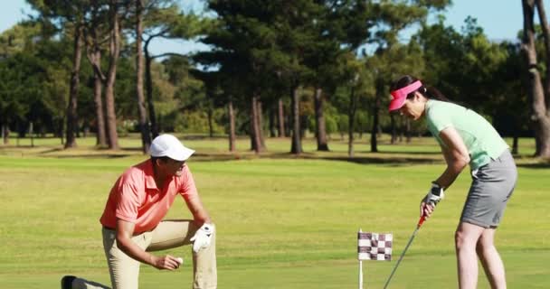 Twee spelers van de golfspeler golf samenspelen — Stockvideo