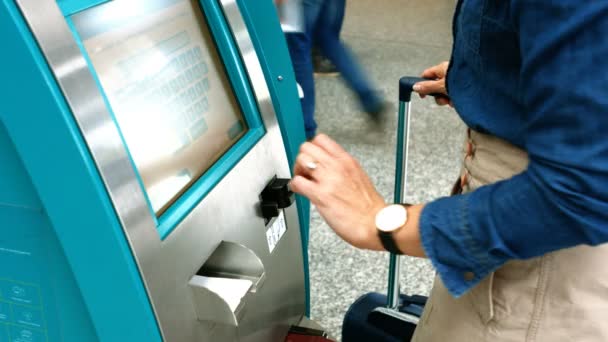 Viajeros femeninos utilizando la máquina de billetes de avión — Vídeos de Stock