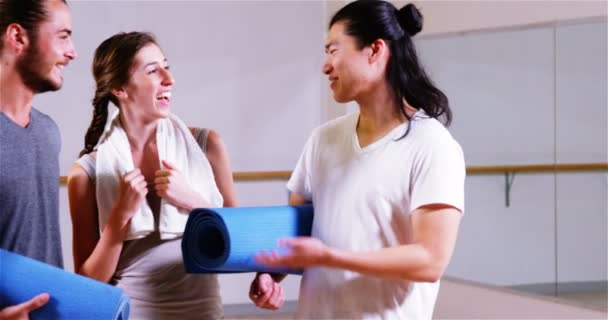 Equipe de fitness interagindo no estúdio de fitness — Vídeo de Stock