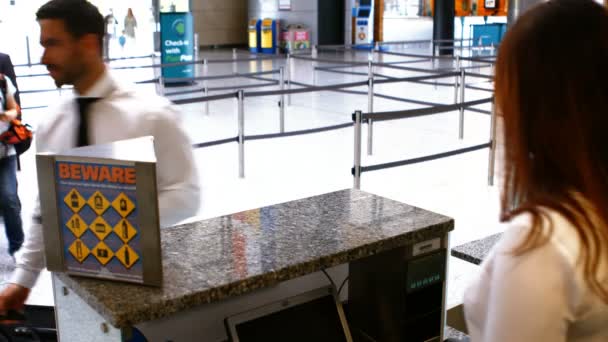 Flygplats personal kontrollera pass — Stockvideo