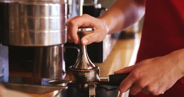 Σερβιτόρος χρησιμοποιώντας tamper να πατήσετε αλεσμένο καφέ — Αρχείο Βίντεο